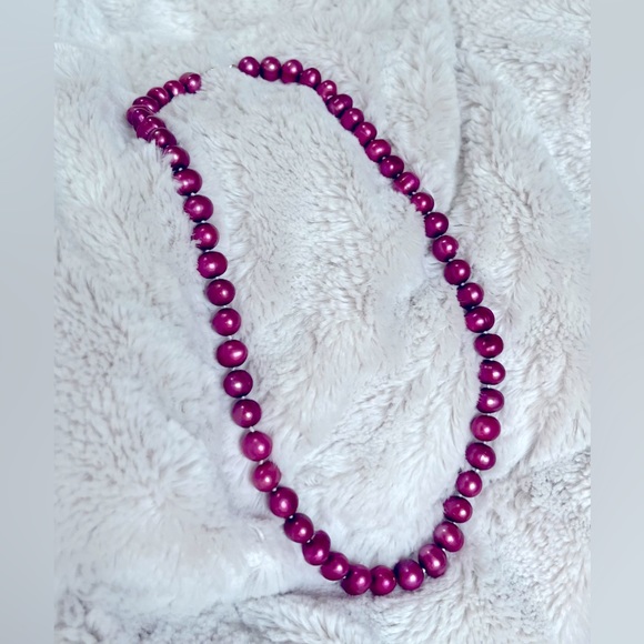 EUC Magenta 🩷💜Freshwater Pearl Necklace 18” - Picture 3 of 16